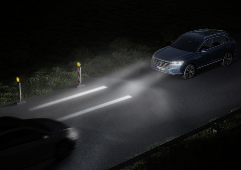 Volkswagen interaktīvās auto gaismas uzlabos braukšanas drošību un kļūs par komunikācijas rīku