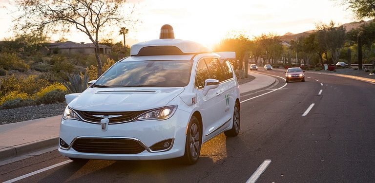 Waymo iegūst atļauju uz koplietošanas ceļiem braukt pilnīgi autonomi