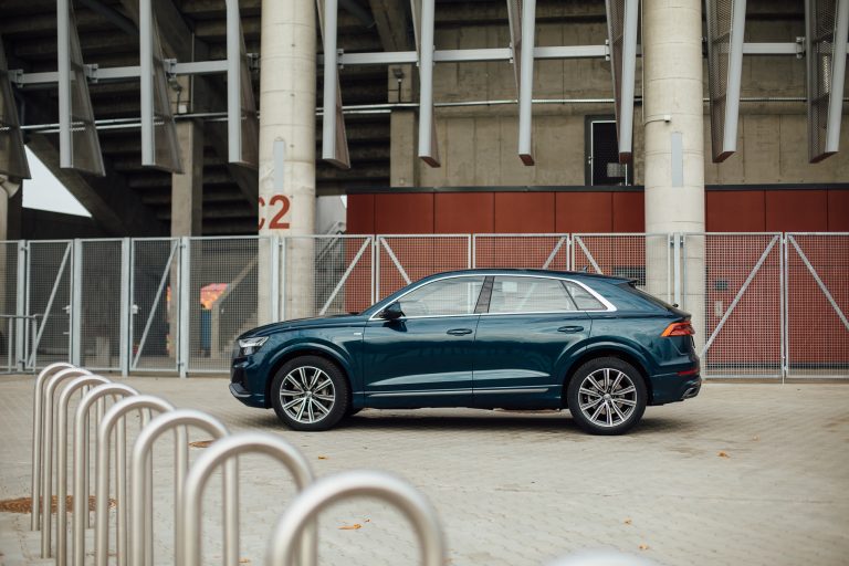 Kursors izmēģina Audi Q8