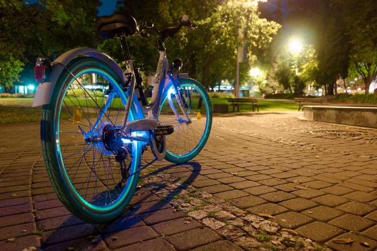 Pašmāju zīmols Lumini Nights izstrādājuši modernu  velosipēda aksesuāru diennakts tumšajam laikam