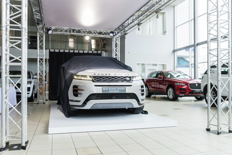 Uz pirmizrādi Rīgā ir ieradis jaunais “Range Rover Evoque”