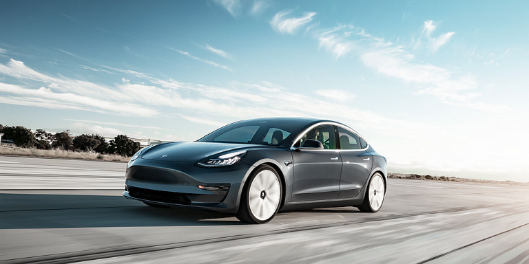 Eiropas pircēji samaksā, bet pagaidām netiek pie Tesla Model 3 Autopilot