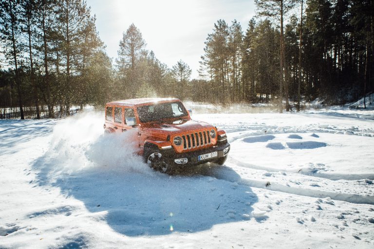 Kursors izmēģina Jeep Wrangler