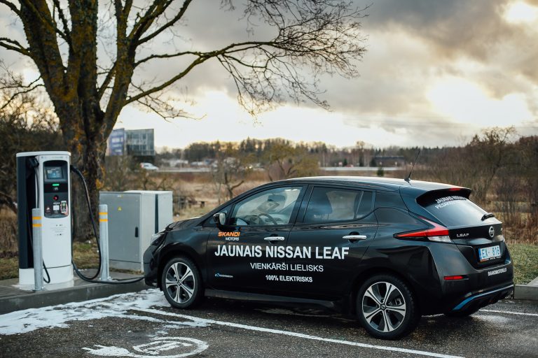 Kursors izmēģina Nissan Leaf