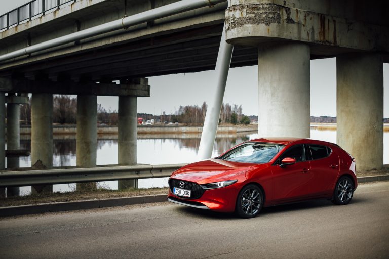 Kursors izmēģina Mazda 3