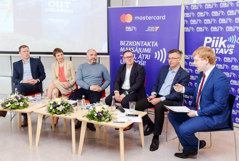 Diskusija: No maksājumiem ar bezkontakta karti līdz bezskaidras naudas sabiedrībai (video)