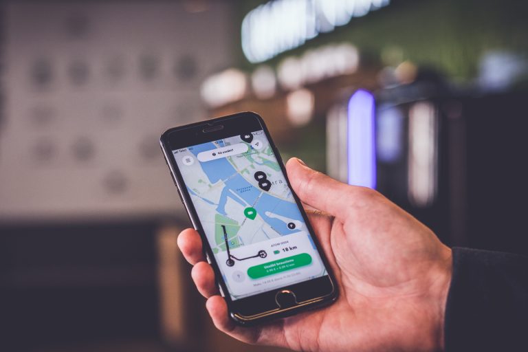 Rīgā darbu testa režīmā uzsāk pirmā elektrisko skrejriteņu noma ATOM