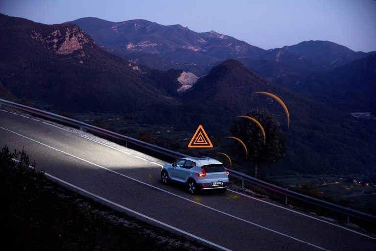 Volvo modeļi Eiropā savstarpēji brīdinās par slideniem ceļiem un citiem apdraudējumiem