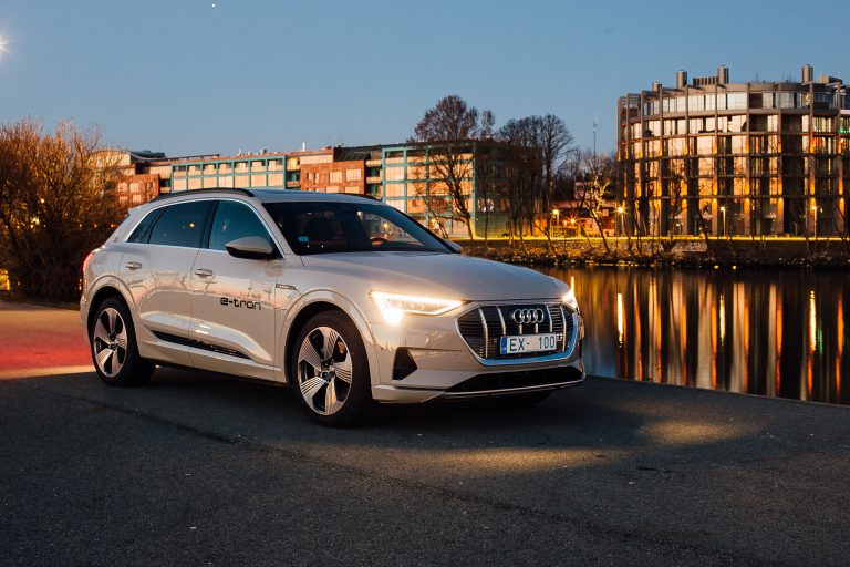 Kursors izmēģina Audi e-tron (video)