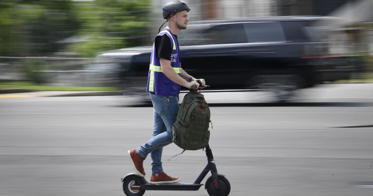 Vairums iedzīvotāju elektriskos skrejriteņus uzskata par draudu satiksmes drošībai