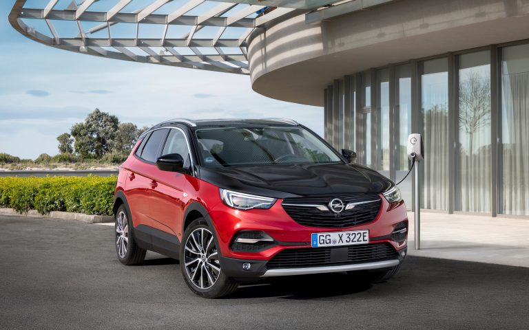 Opel Grandland X tagad pieejams kā uzlādējams pilnpiedziņas hibrīds