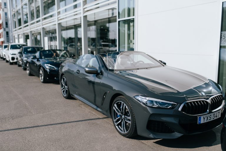Ar ekskluzīviem BMW dodamies izbraucienā uz Cēsīm (video)
