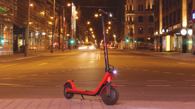 Rīgā vēl viens elektroskūteru nomas serviss – Fiqsy