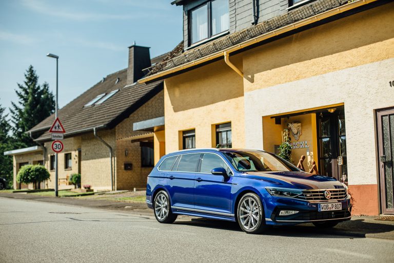 Kursors iepazīstas ar modernizēto 2020. gada VW Passat (video)