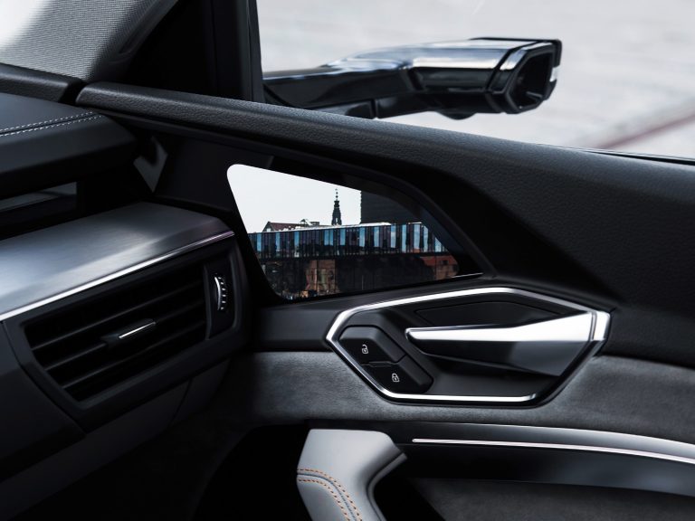 Pirmie testējam Audi e-tron virtuālos sānu spoguļus