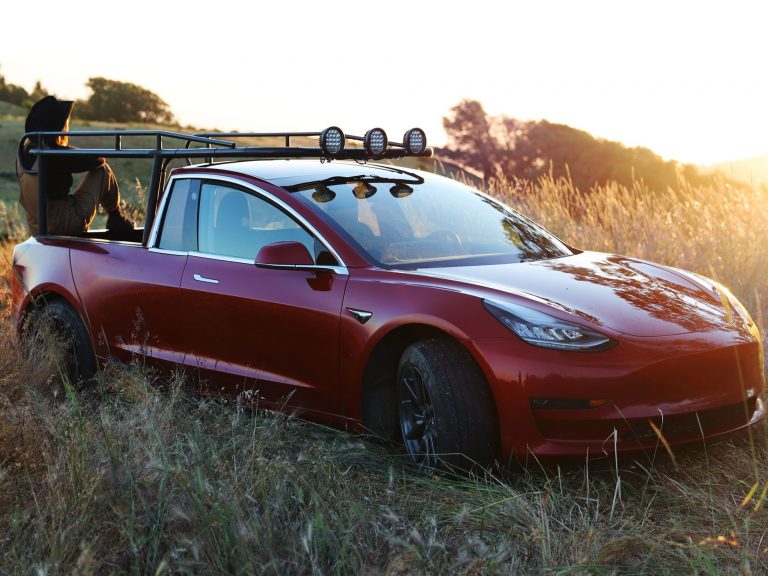 Nepacietīga jūtūbere Tesla Model 3 pārvērš par pikapu