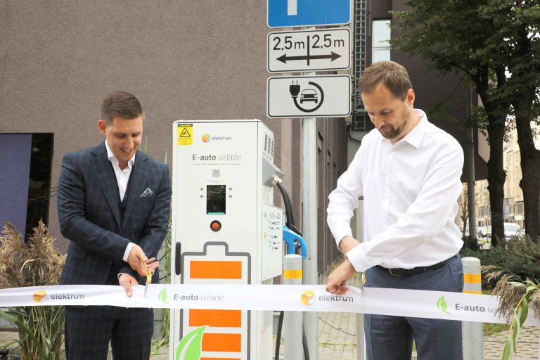 Elektrum Rīgā un Jūrmalā atklāj pirmās komerciālās elektroauto uzlādes stacijas