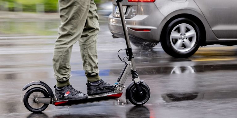 Floridā kāds kungs bojājis bremzes īres elektroskrejriteņiem