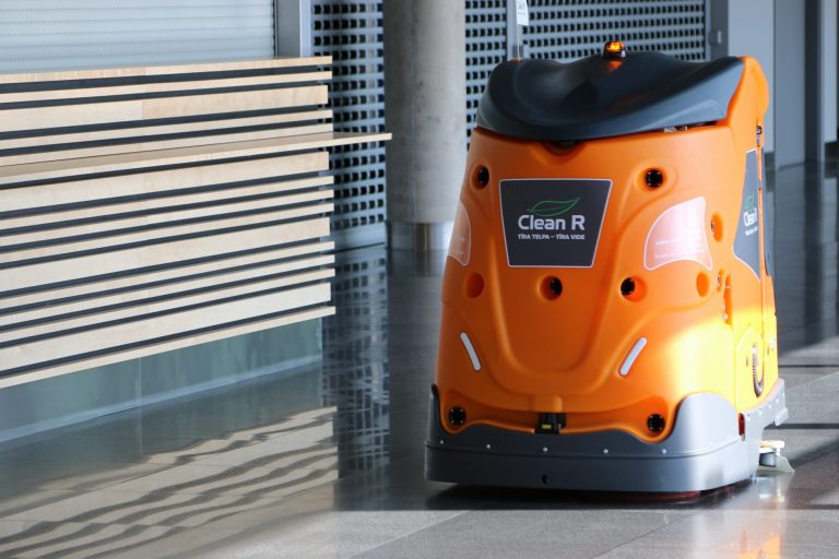 Lidostu “Rīga” tīra un uzkopj roboti