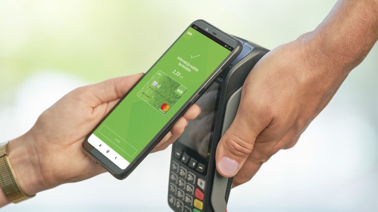 Bezkontakta maksājumi tagad arī ar SEB bankas mobilajā lietotnē