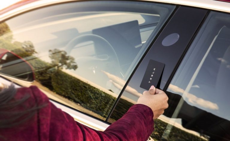 Vīrietis rokā implantē Teslas atslēgu čipu