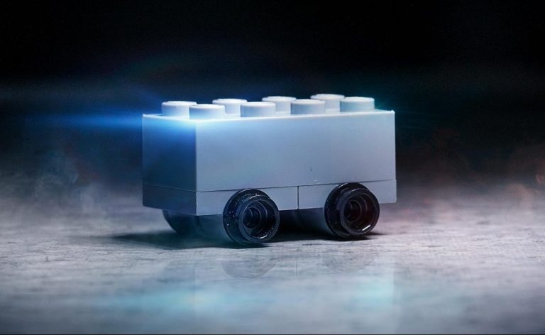 LEGO asprātīgā veidā pasmejas par Teslas pikapu
