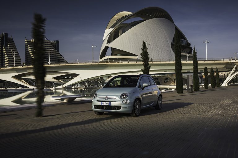 Fiat Eiropā laiž klajā jaunu Fiat 500 hibrīdauto