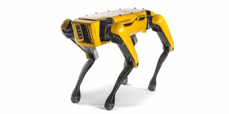 Boston Dynamics robotsuns spēj pavilkt cilvēku nelielā karietē