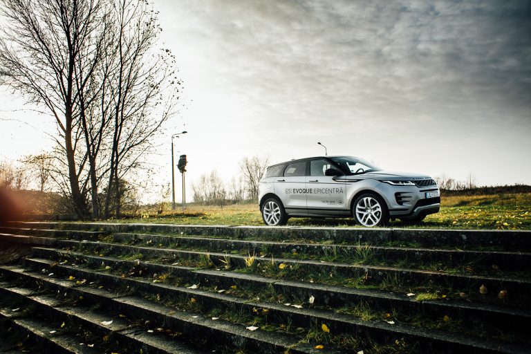 Range Rover Evoque – mazulis lielo puiku drēbēs