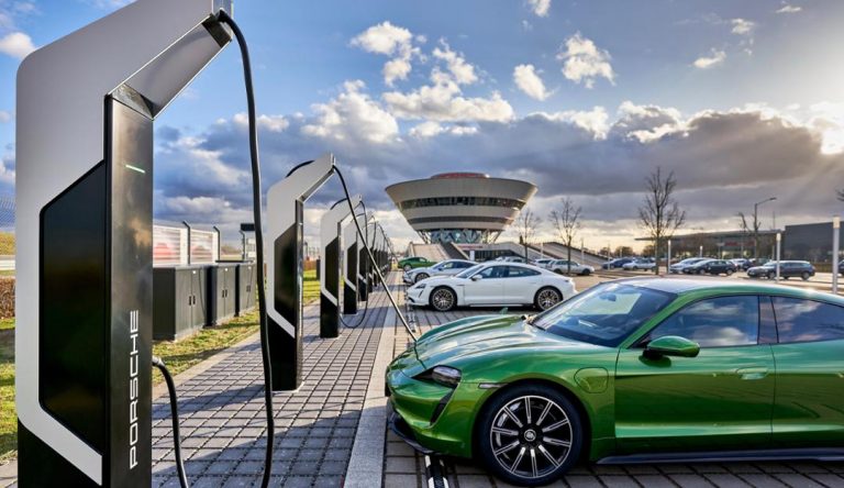 Porsche atver jaudīgāko elektroauto uzlādes staciju Eiropā