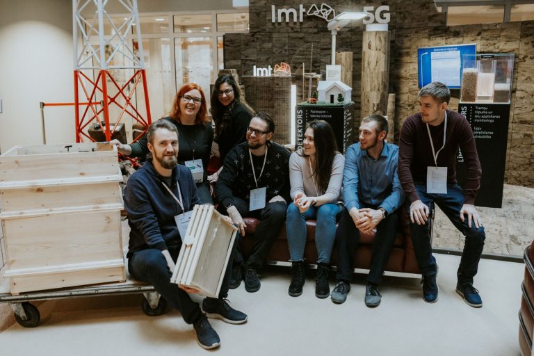LMT un TechChill lietu interneta hakatonā izstrādāti 5 ideju prototipi