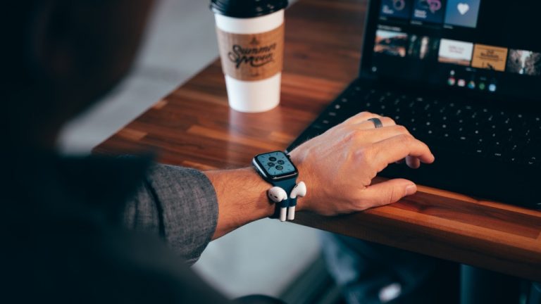 Apple Watch pieejama siksniņa, kurā iespējams uzglabāt AirPods austiņas