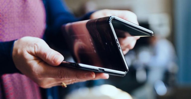 Samsung varētu ražot trīs ekrānu salokāmo tālruni, bet mēs neesam tam gatavi