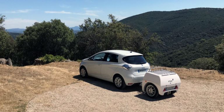 Francūži izstrādājuši elektroauto paredzētu piekabi – akumulatoru