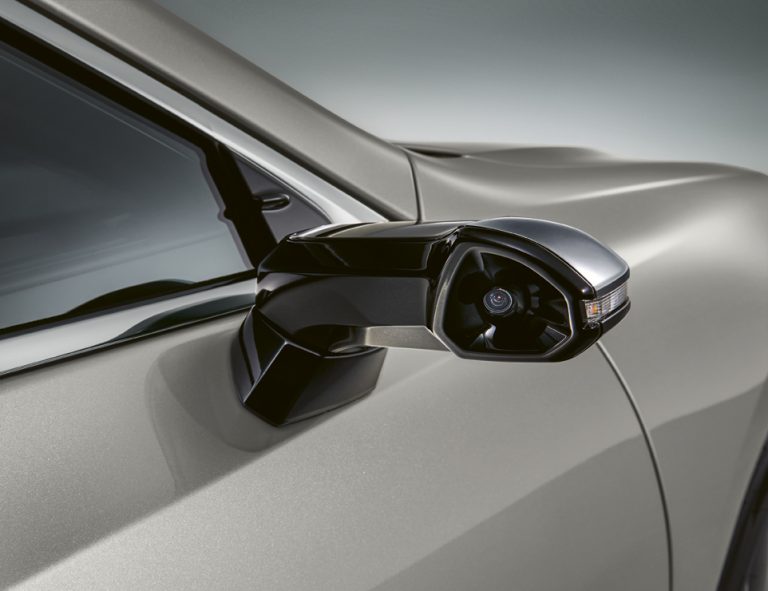 Lexus ES 300h iepazīstina ar digitāliem sānskata monitoriem