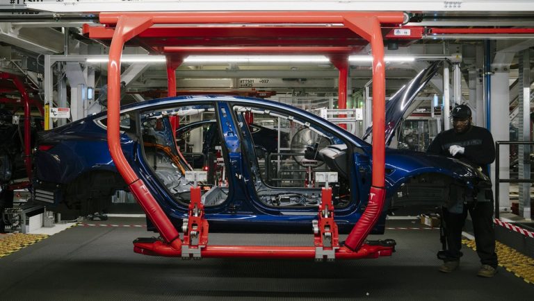 Toyota un VW atzīst, ka Tesla ir 6 gadus priekšā mašīnas elektronikas jomā