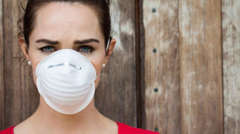 Amazon brīdina tirgotājus nepacelt sejas masku cenas koronavīrusa dēļ