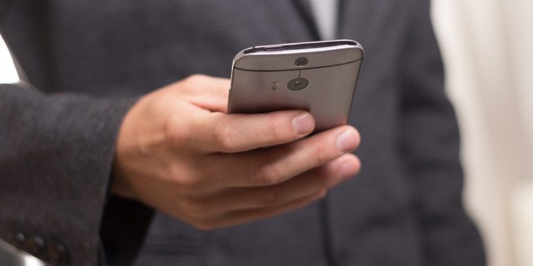 Viedtālruņu tirgus gāžas negaidīti lielā ātrumā