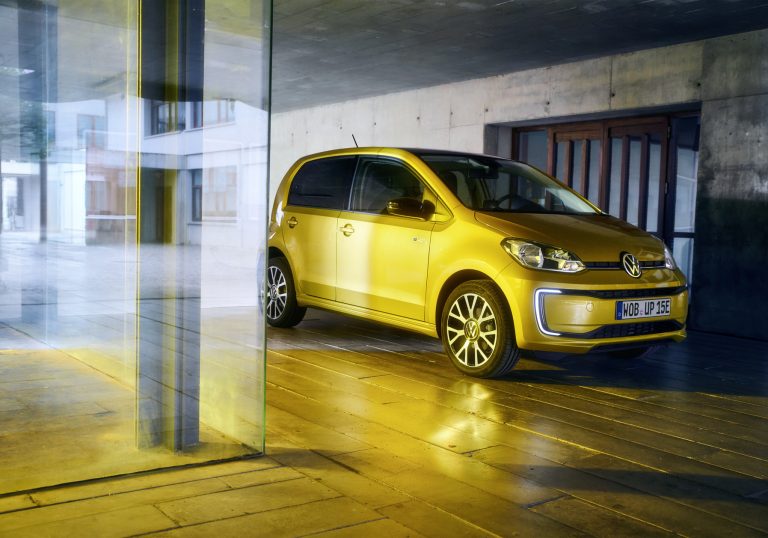 Elektriskā Volkswagen e-up! popularitāte tuvojas iekšdedzes versijai