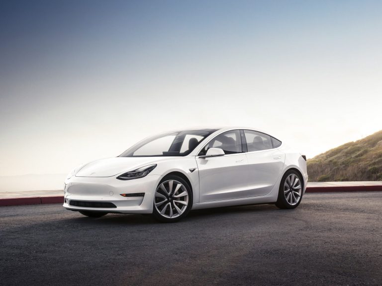 “Tesla” savās mašīnas ieviesīs elektrisko liftu, lai palīdzētu cilvēkiem ar kustību traucējumiem