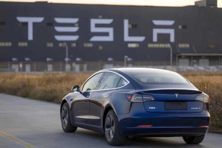 Tesla turpina piesaistīt cilvēkus Kvebekas provincē, pastiprinot baumas par rūpnīcu Kanādā