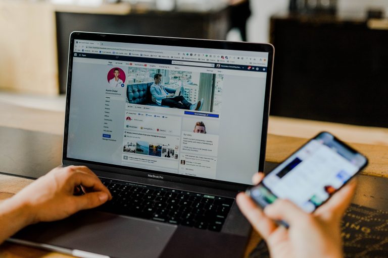 Facebook pārbaudīs aizdomīgi populāru kontu identitāti