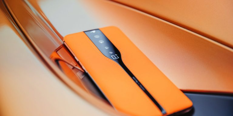 OnePlus un McLaren pārtrauc sadarbību viedtālruņu izveidē
