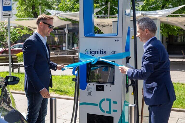Viļņā atklāta jaudīgākā elektroauto uzlādes stacija Baltijas valstīs