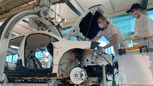 “Volkswagen” Drēzdenes rūpnīcas viesi varēs iesaistīties “e-Golf” būvēšanā