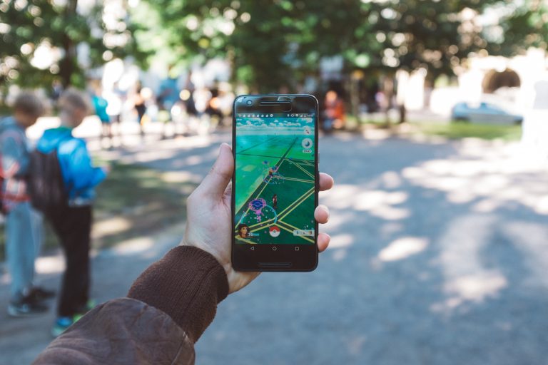 Vectēvs no Taivānas rāda klasi un Pokémon Go spēlē ar 64 tālruņiem reizē