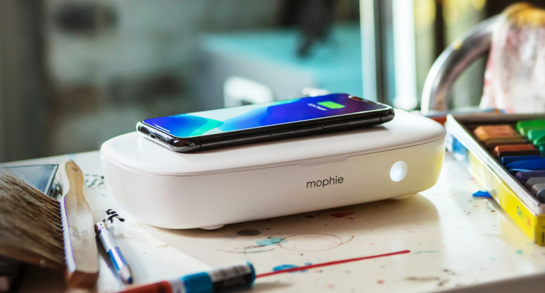 Mophie radījis telefonu dezinfekcijas ierīci ar iebūvētu bezvadu lādētāju