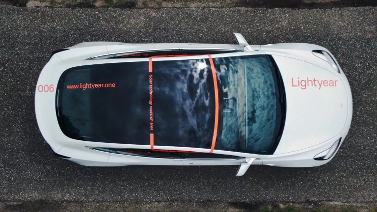 Nīderlandes zinātnieki testē Tesla Model 3 ar iebūvētiem saules paneļiem (video)