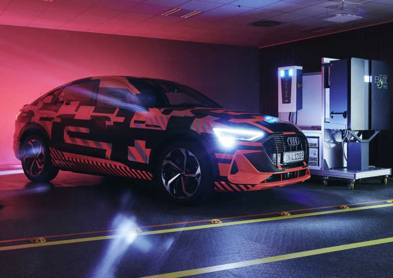 Audi testē divvirziena uzlādes elektroauto