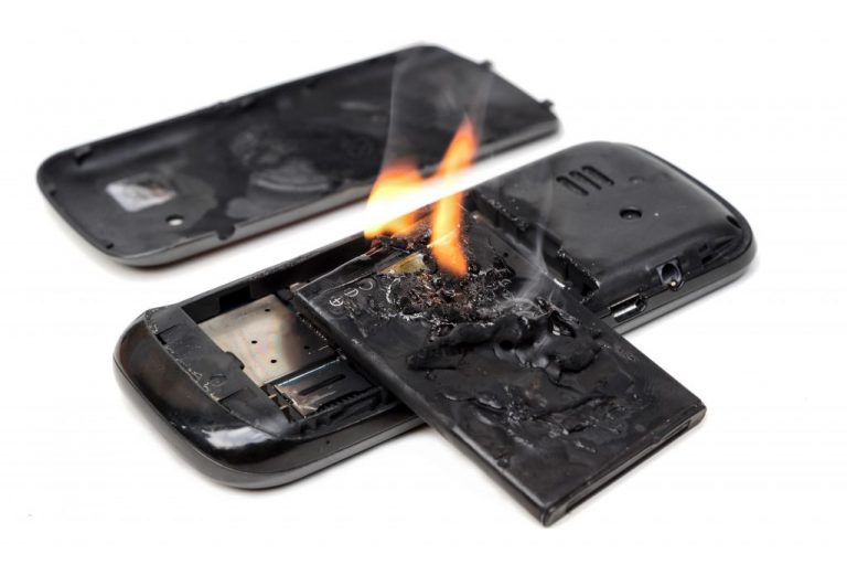 “BadPower” ļaunatūra telefonu lādētājos var novest pie baterijas aizdegšanās